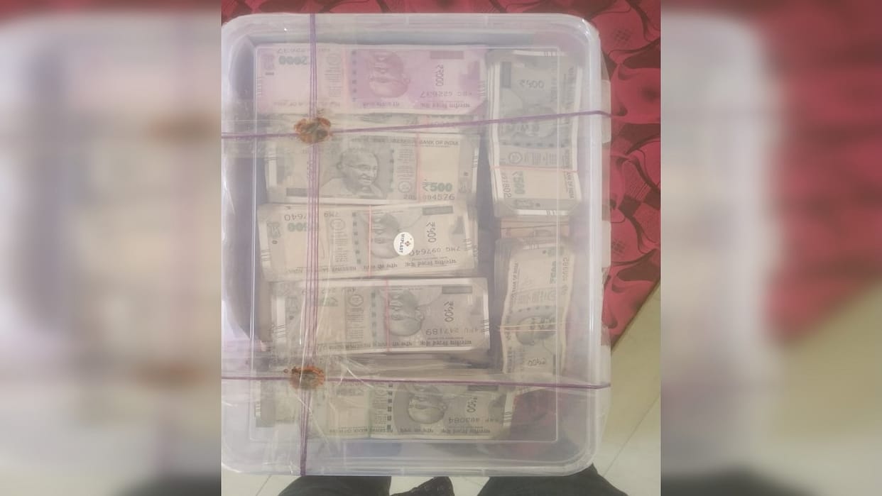 Sansi gang robbed money in SBI bank in Badaun five and a half lakh rupees recovered