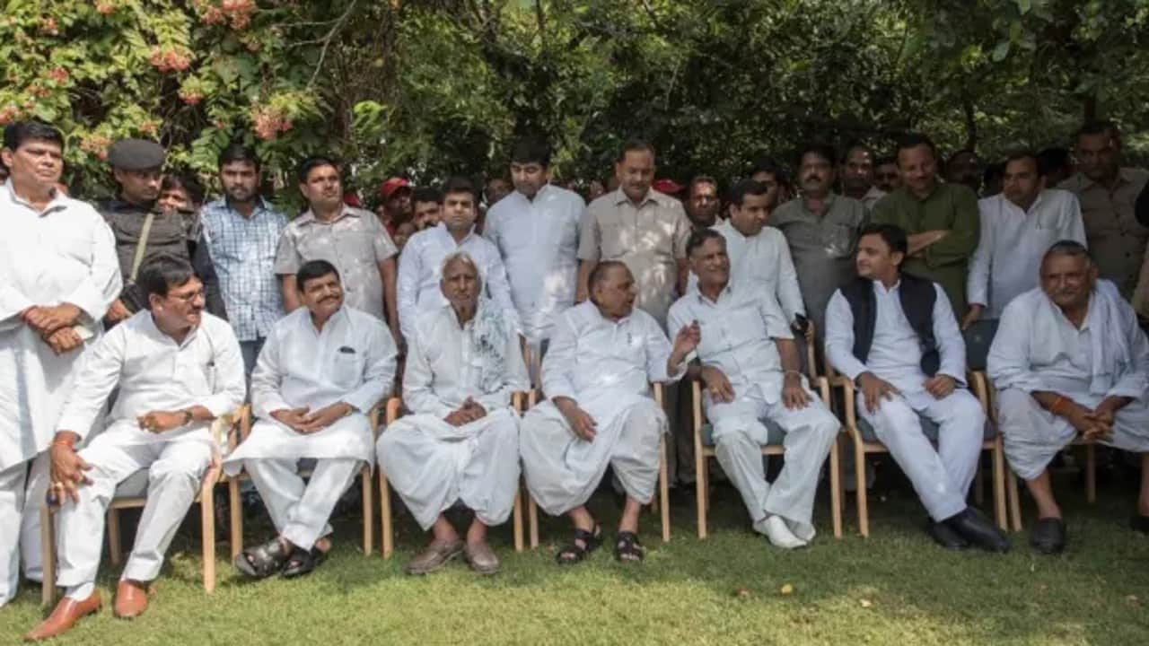 Mulayam Singh Family Tree: Mulayam Singh Yadav's family, Wife Sadhna Gupta and other memmbers