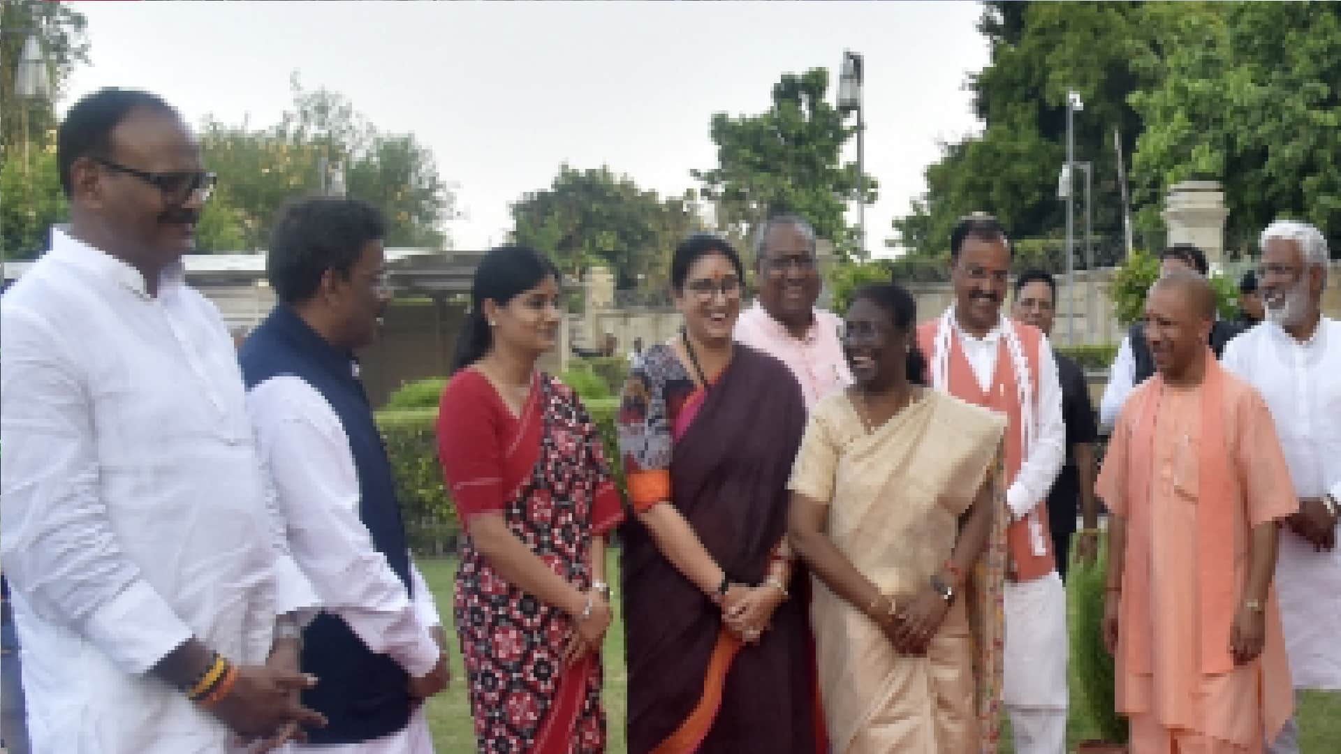 Shivpal Yadav Om Prakash Rajbhar give indications of new politics reaching Dinner at Chief Minister's residence in honor of Draupadi Murmu NDA candidate in Presidential election