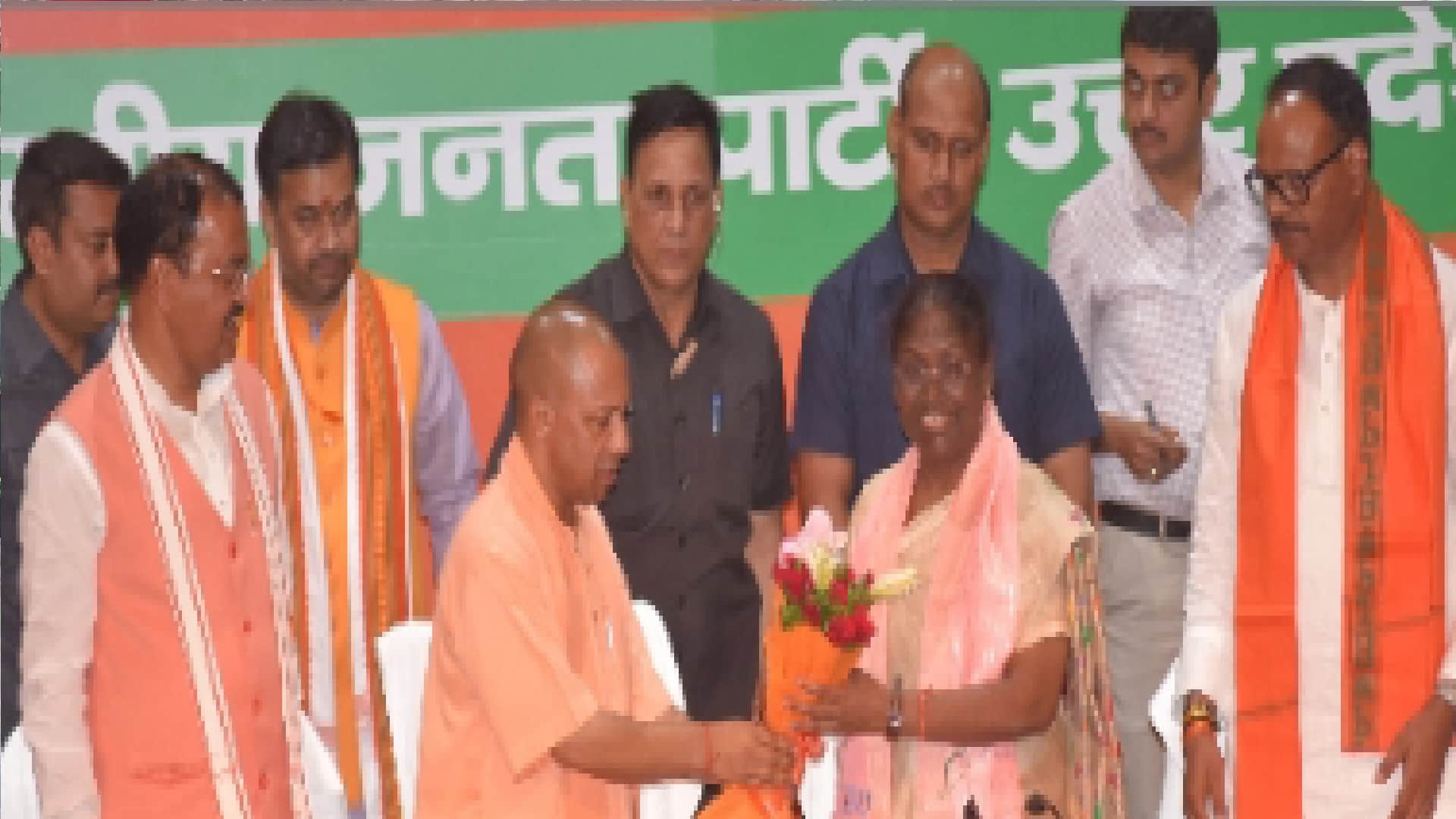 Shivpal Yadav Om Prakash Rajbhar give indications of new politics reaching Dinner at Chief Minister's residence in honor of Draupadi Murmu NDA candidate in Presidential election