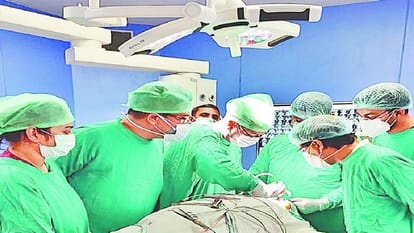कैंसर रोगी का ऑपरेशन करते डॉक्टर