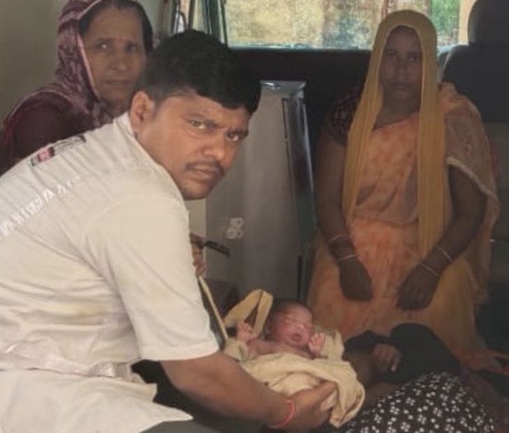 Kanpur dehat : condition of pregnant deteriorated while being taken to CHC, delivery done in ambulance, mother and child safe