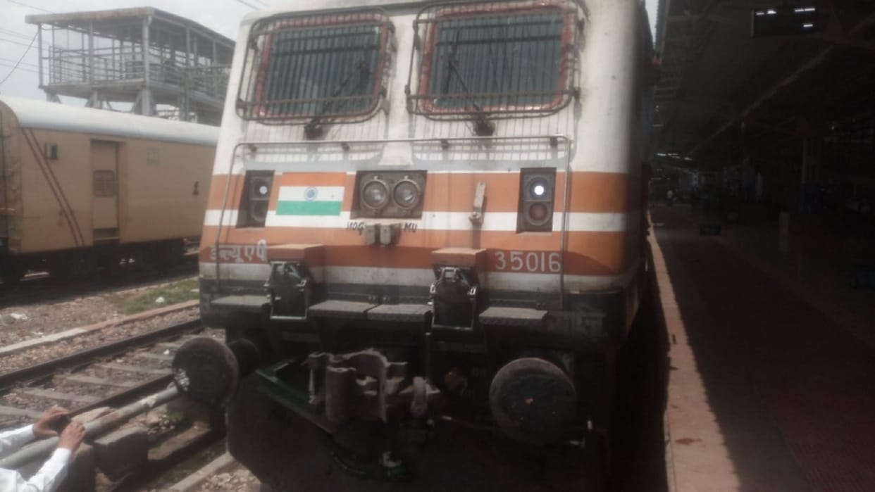 Head stuck in engine of Gatimaan Express in Jhansi
