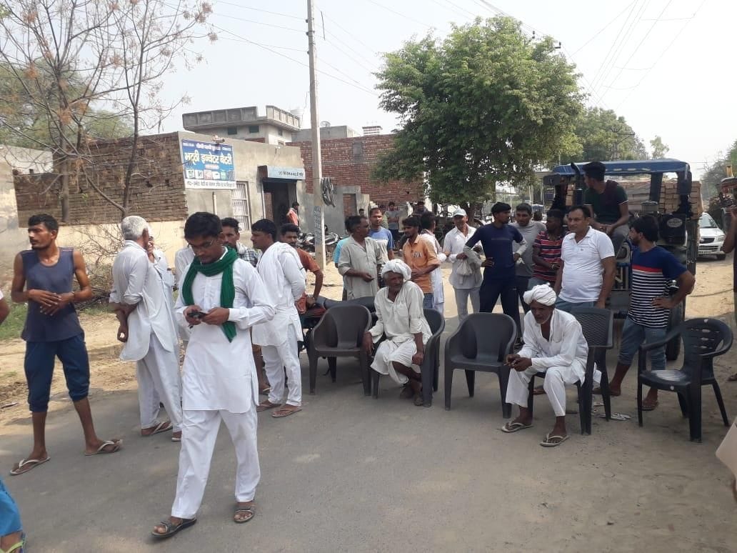 Villagers blocked the Hansi-Barwala road in protest against the lathi charge on the farmers