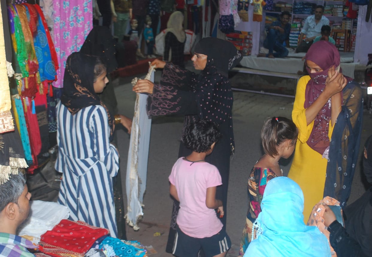 Hathras: People gathered for the shopping of Bakrid, the market was bright