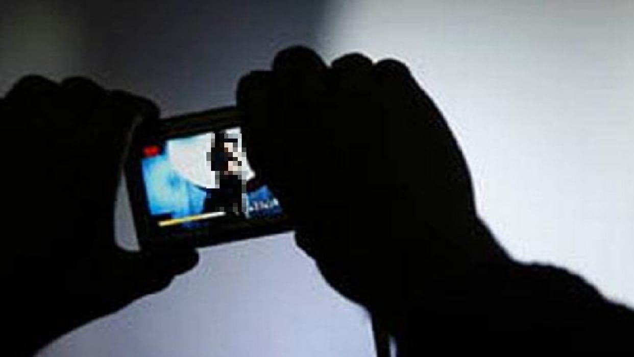Mainpuri man trapped by girl on WhatsApp video call