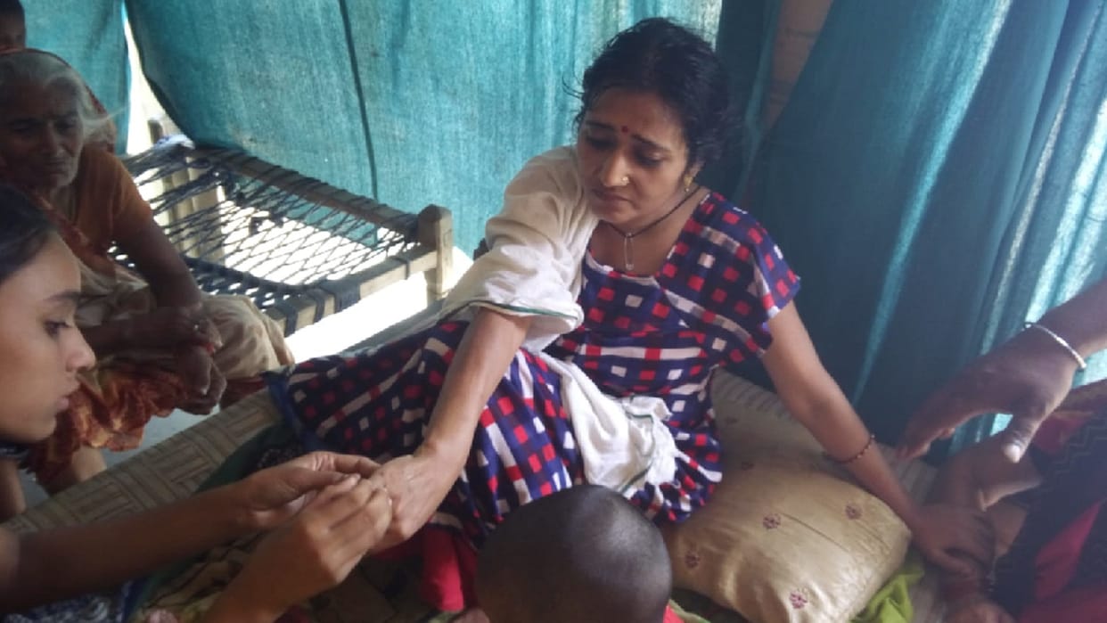 Robbery worth lakhs by taking mother and innocent daughter hostage fired with a cigarette for not giving the key, put a knife on the daughter neck