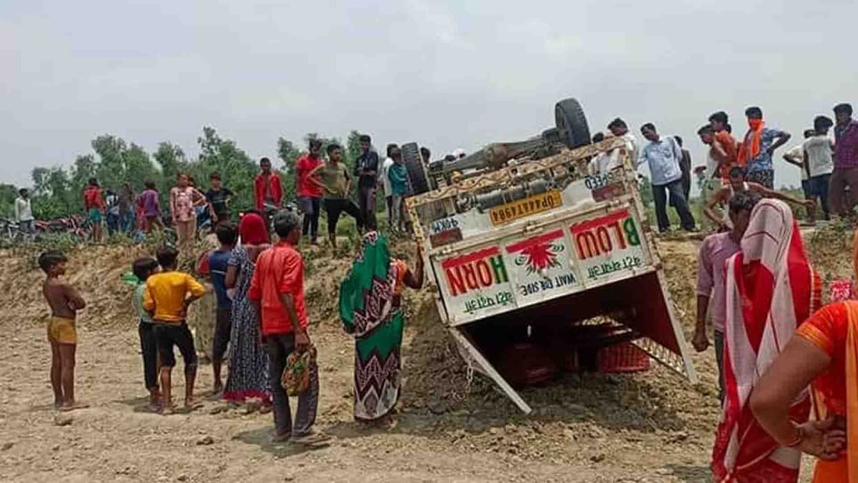 Unnao News: One flower trader Died and six injured after loader overturned