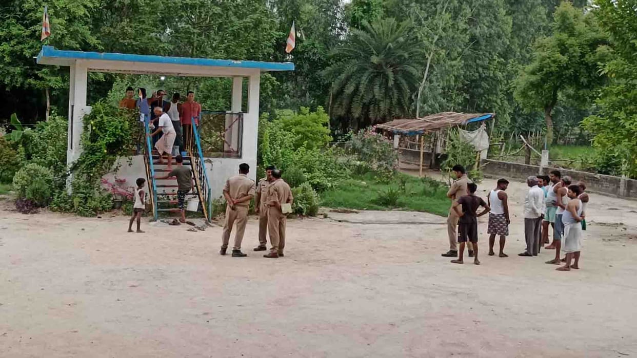 Hardoi: chaotic elements put color on the statues