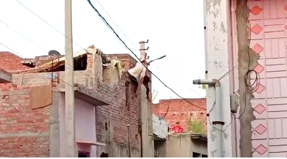 Two drunk youths stunted on electric wires in Hardoi, when the police arrived, both of them escaped