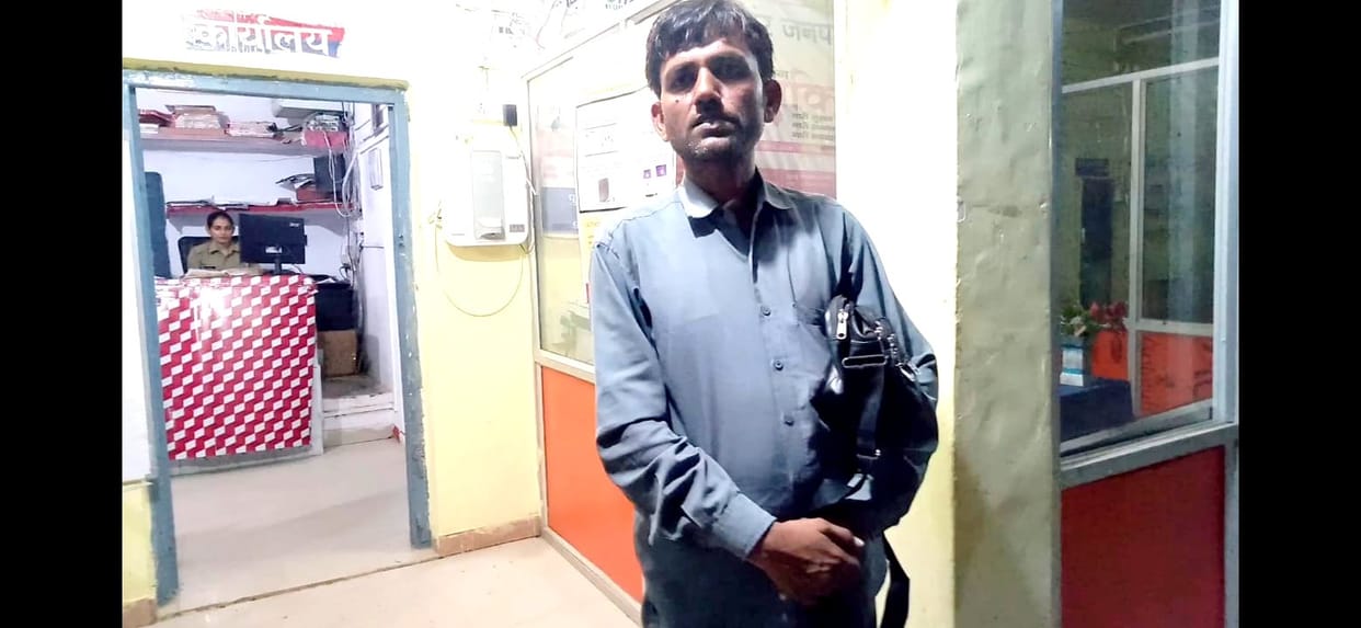 Scuffle broke out between bus passengers and checking team in Hamipur, report filed against operator, driver and passengers
