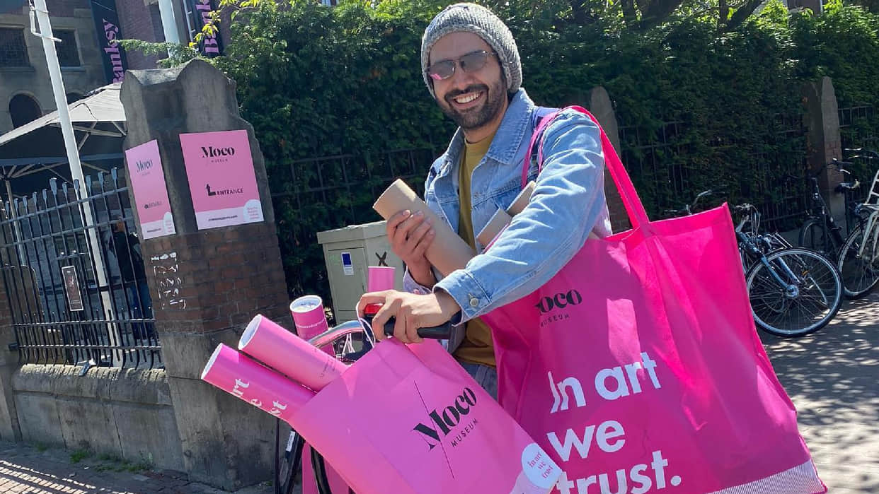 Bhool Bhulaiyaa 2 fame Kartik Aaryan went out to buy painting on a bicycle in Europe, fans love his smile
