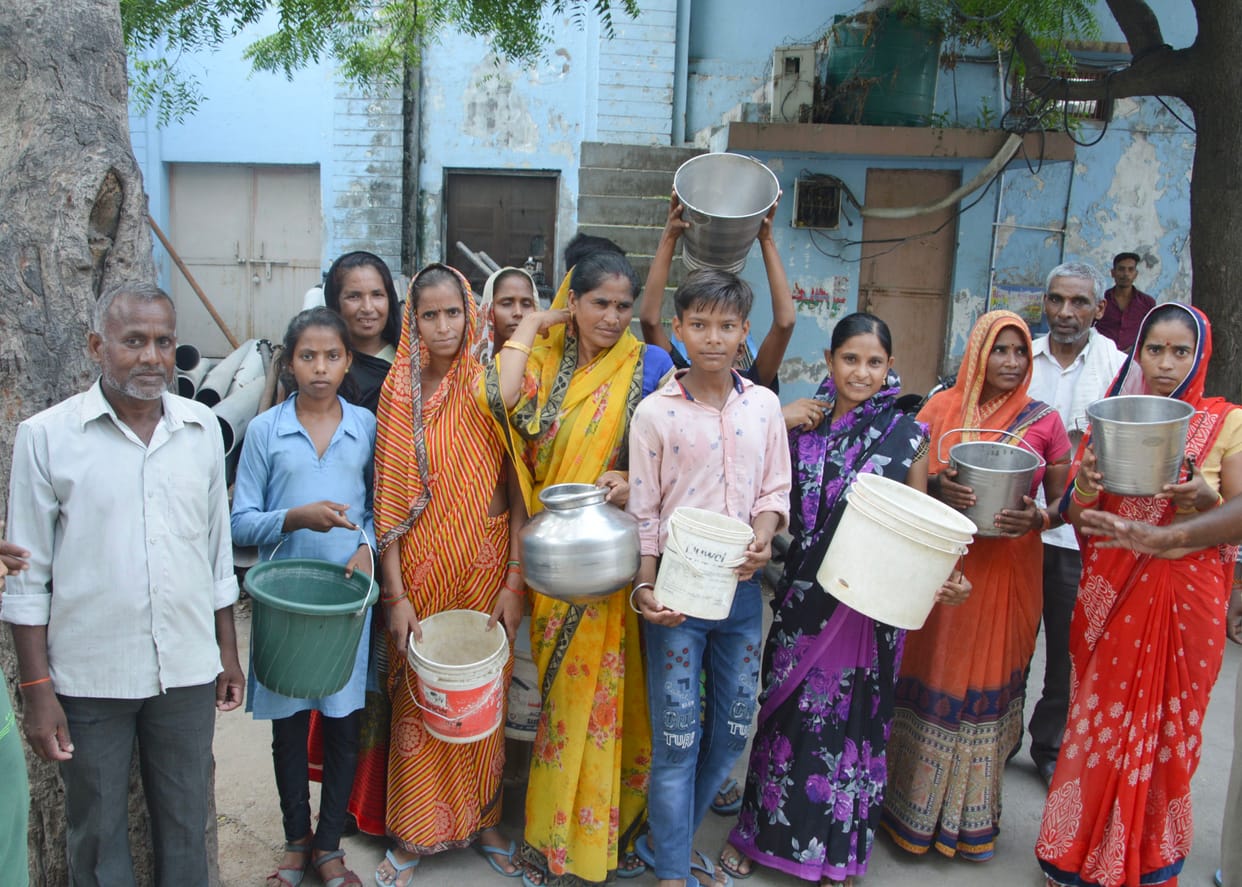 Women reached the water department with empty utensils regarding the problem of water