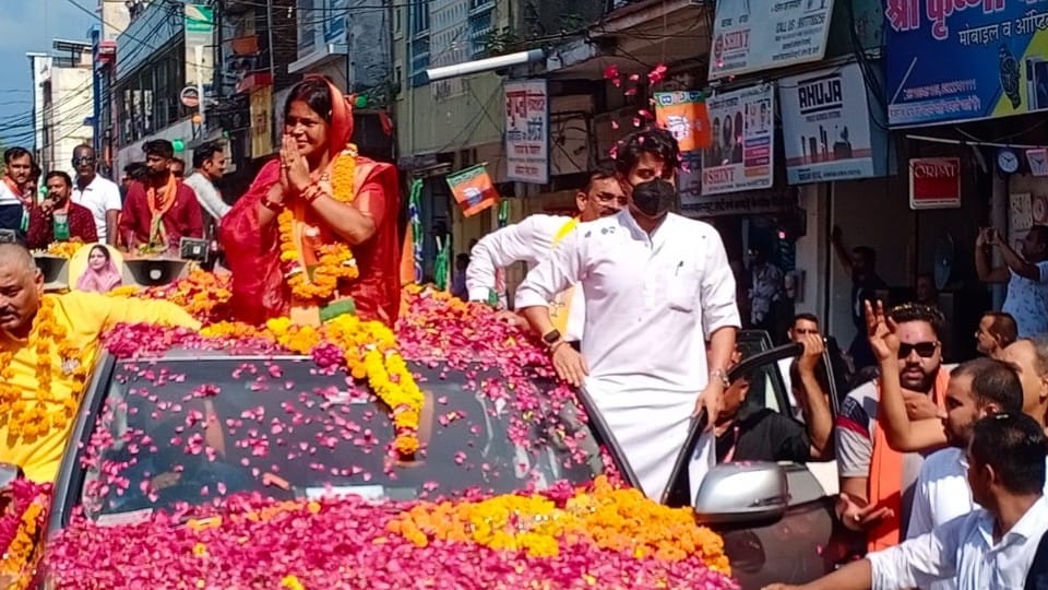 MP Local Body Election: People gathered in roadshow of Scindia and Sharma in Katni