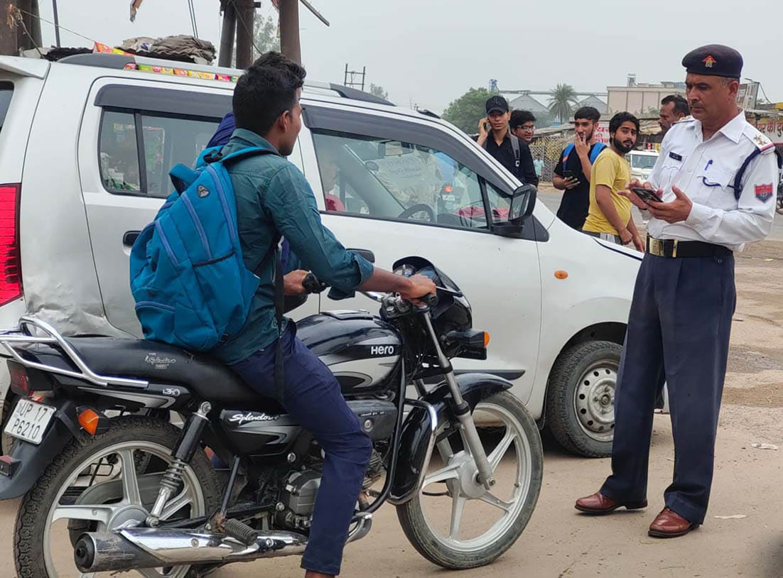 Challan for 20 bike riders without helmet