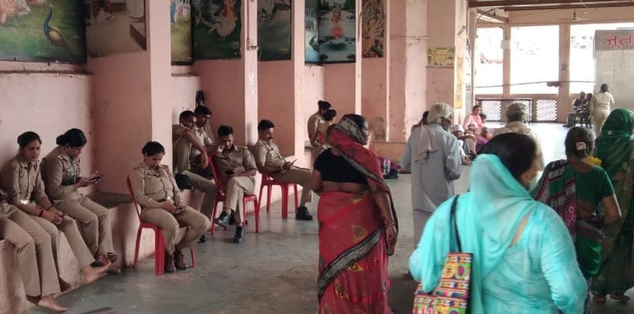 Mathura: Security arrangements are rampant, policemen busy playing games in mobiles