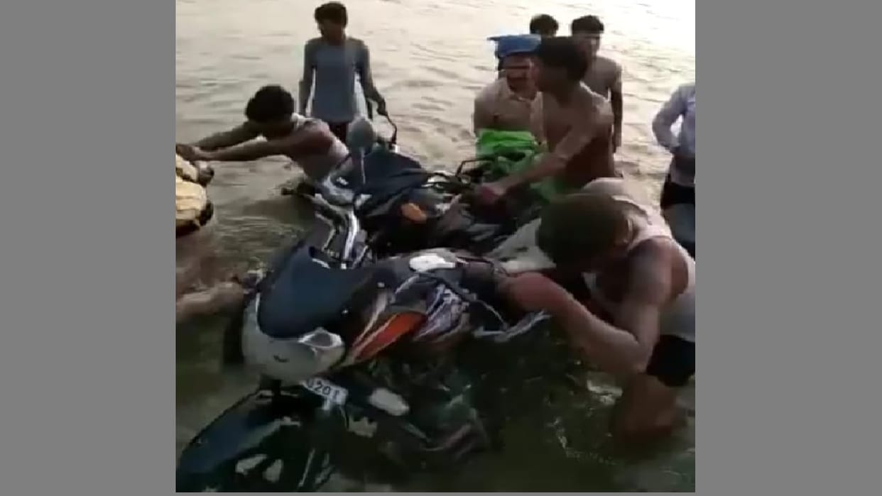 Boat overturned in Ramganga river at Kolaghat in Shahjahanpur everyone safe in accident