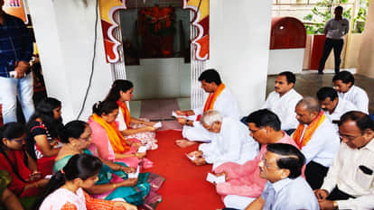 मृतक उमेश कोल्हे के घर के बाहर हनुमान चालीसा का पाठ