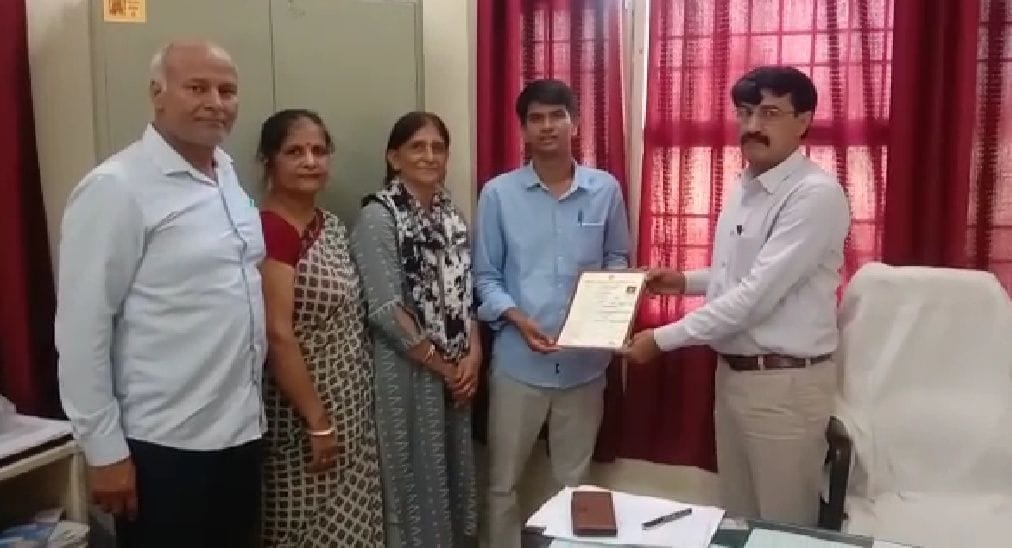 Sports Department gave C grade sports gradation certificate to mountaineer Narendra Kumar