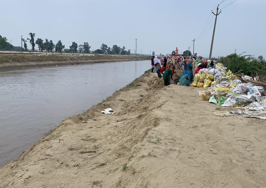Six hundred laborers gathered overnight saved the track of the suburb