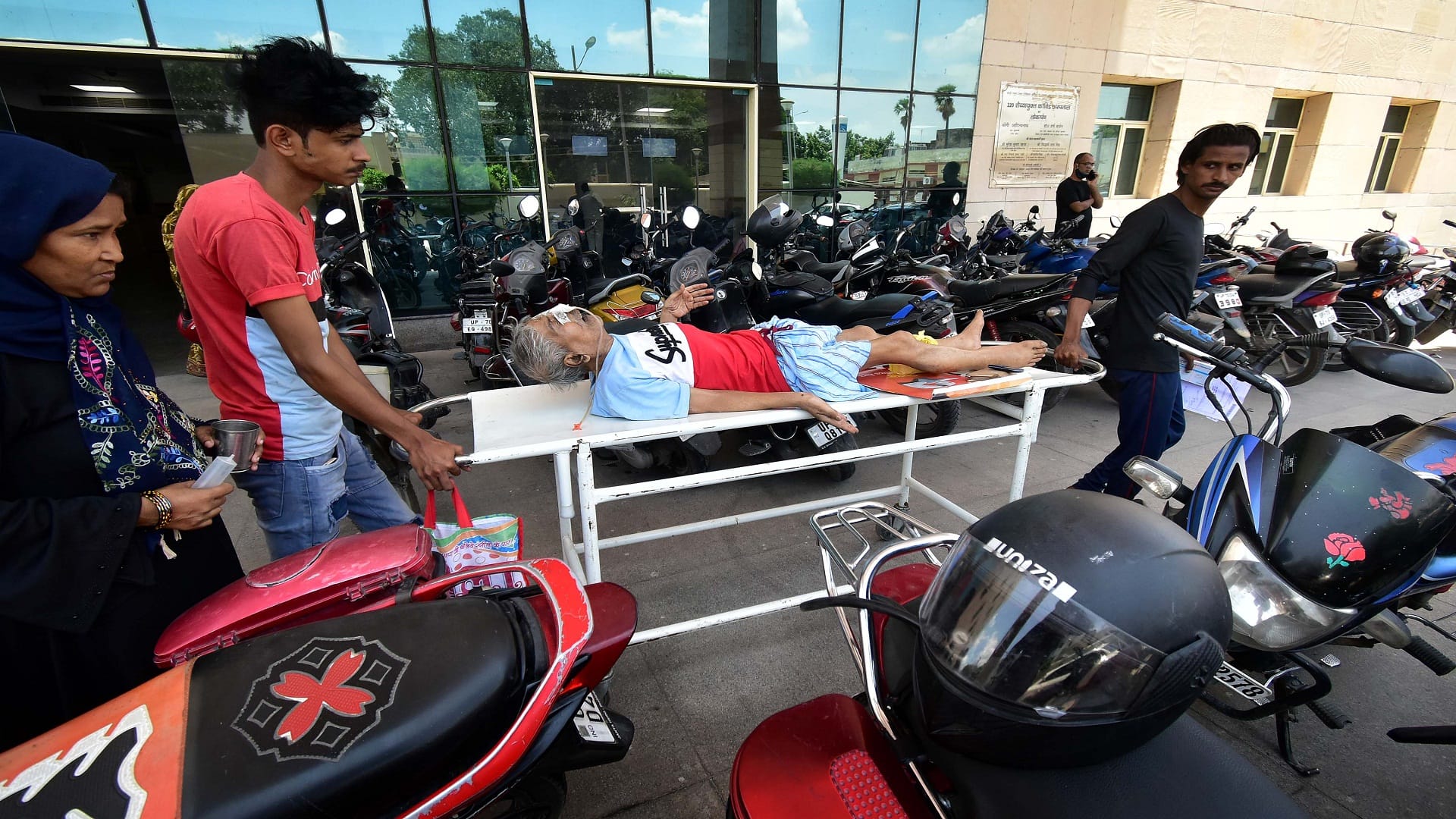 Hospital Live: Patients and relatives sleep while looking for the doctor, the number one outside the OPD also slept
