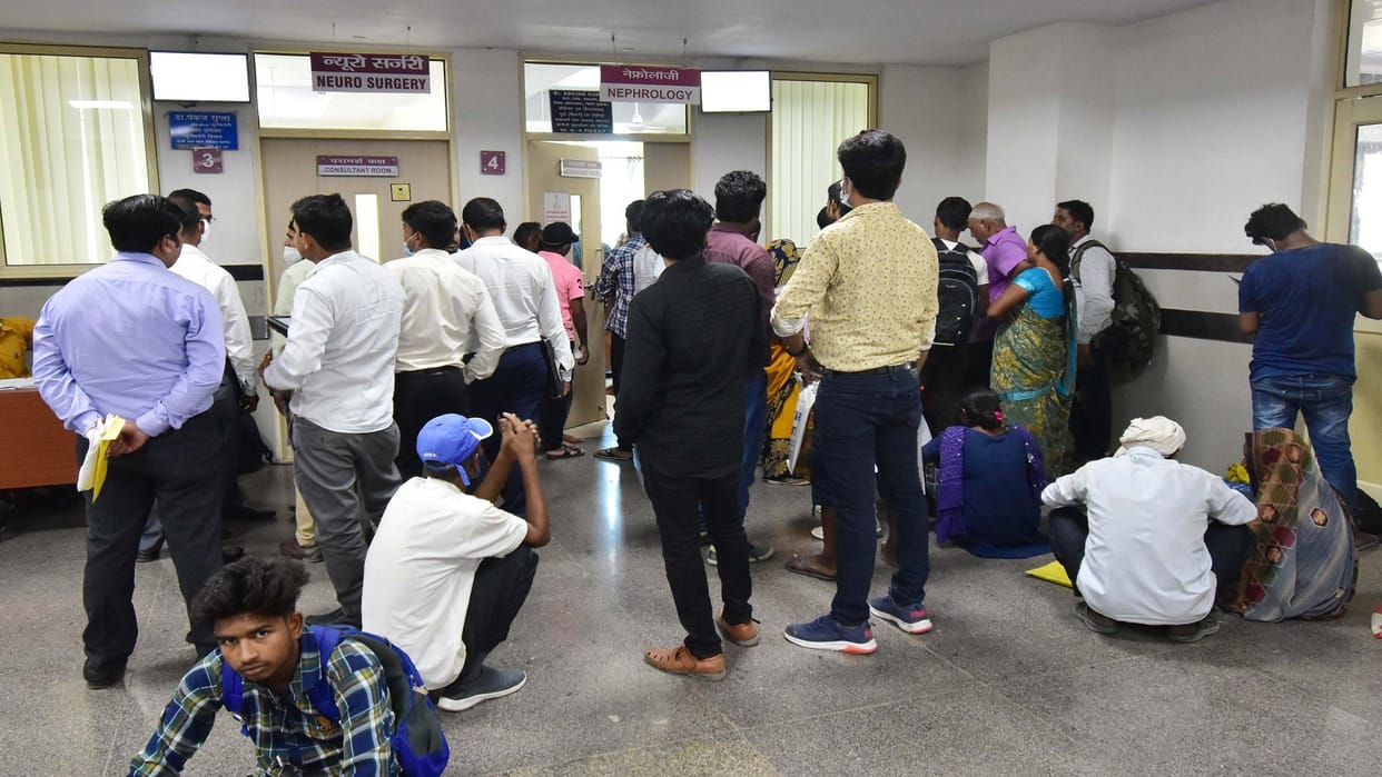 Hospital Live: Patients and relatives sleep while looking for the doctor, the number one outside the OPD also slept
