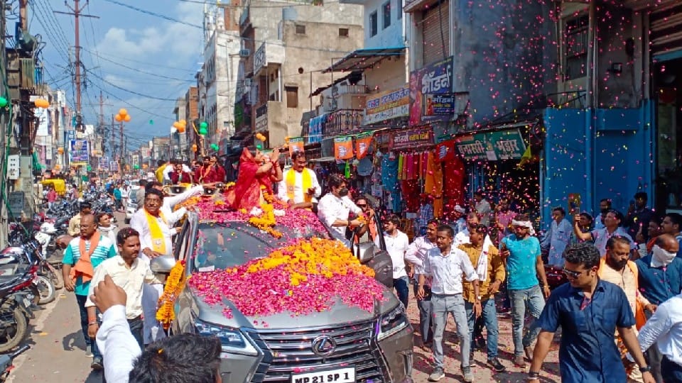MP Local Body Election: People gathered in roadshow of Scindia and Sharma in Katni