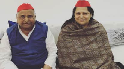 पत्नी साधना गुप्ता के साथ मुलायम सिंह यादव।