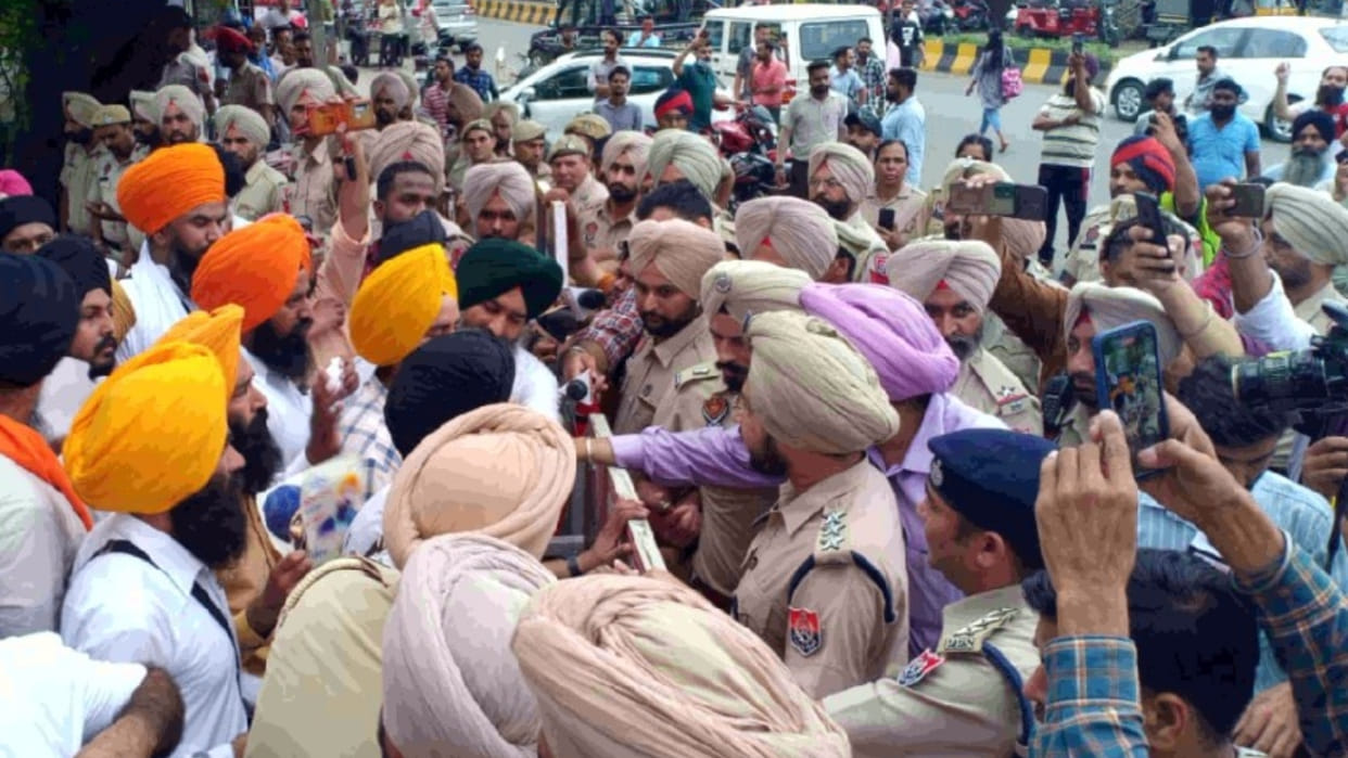 Clash between police and protesters over posters of Bhindranwale