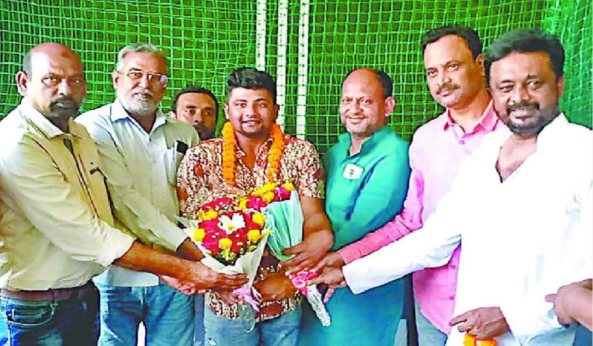 Cricketer Sarfaraz khan grand welcome in azamgarh who rocked in Ranji Trophy this year after IPL 2022