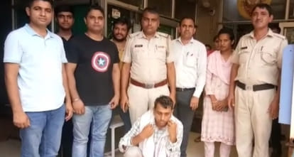 स्वास्थ्य विभाग की टीम द्वारा पकड़ा गया भ्रूण लिंग जांच का आरोपी।