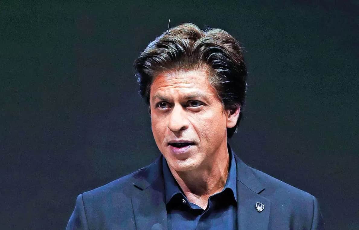 Shah Rukh Khan hugs Bhool Bhulaiyaa 2 actor Kartik Aaryan in a event fans praises both stars style
