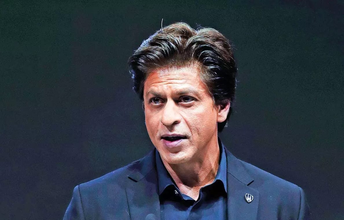 Shah Rukh Khan hugs Bhool Bhulaiyaa 2 actor Kartik Aaryan in a event fans praises both stars style