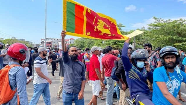 sri lanka economic crisis president gotabaya rajapaksa house surrounded by protestors see photos