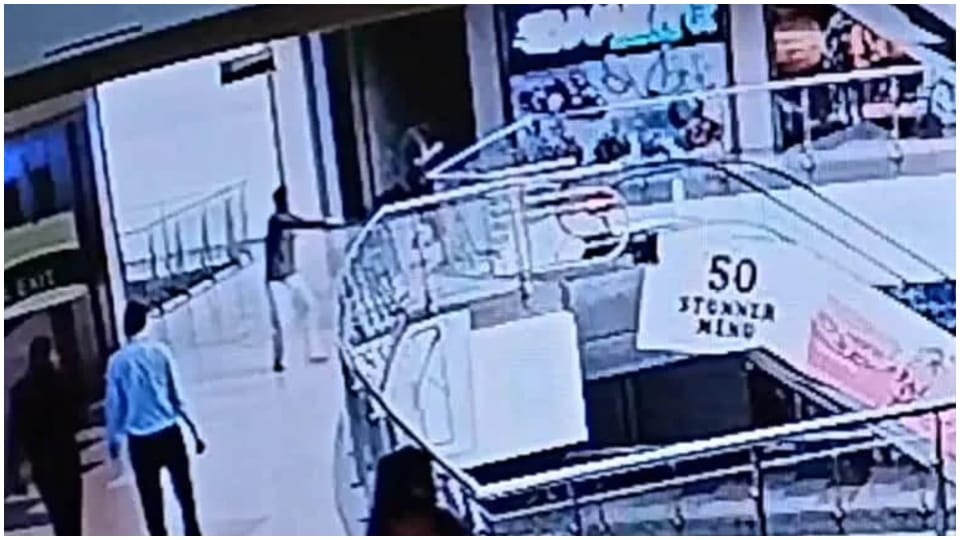 Student commits suicide by jumping from third floor of mall Jaipur 