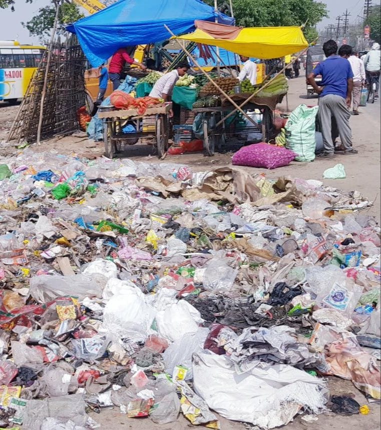 The workers gasped to pick up the garbage from the city, the pile persisted