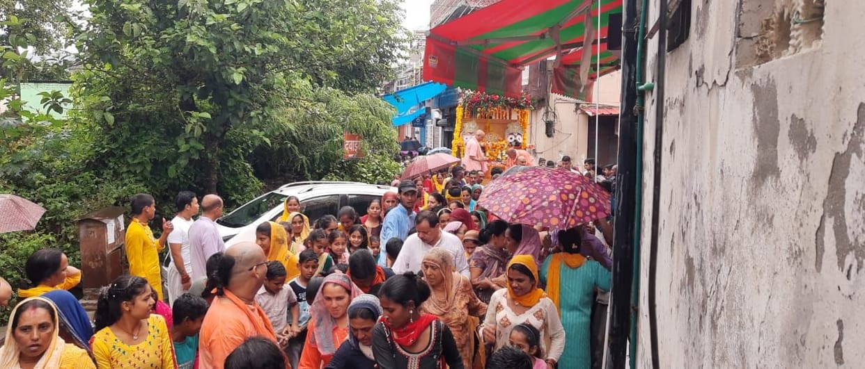 Hundreds of devotees took out grand Rath Yatra