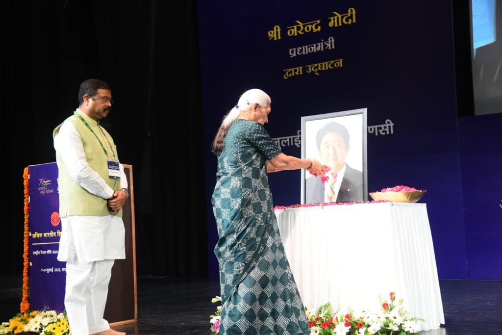 Shinzo Abe death varanasi people paid heartfelt tribute to Late Former Prime Minister of Japan Shinzo Abe at Akhil Bhartiya Shiksha Samagam.