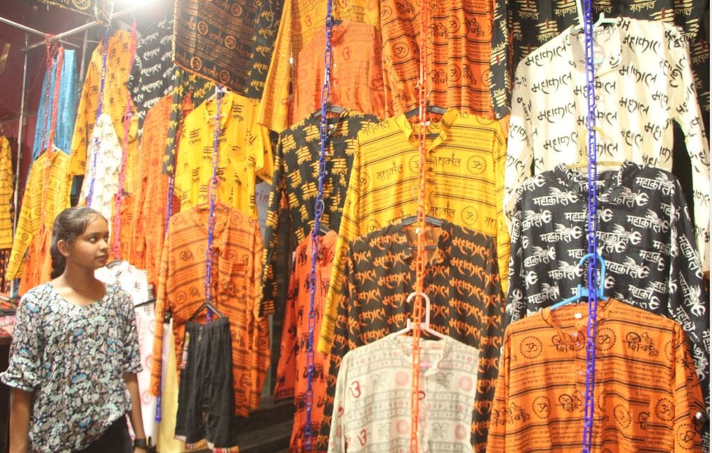 Preparations for Kanwar Yatra started: Before Sawan, there was a lot of excitement in the markets of Varanasi, shopping is happening fiercely