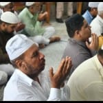 ईद पर नमाज अदा करते मुस्लिम।