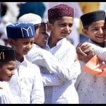 देशभर में आज धूमधाम के साथ मनाई जा रही ईद