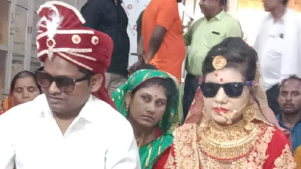 Chhatarpur: Two blind people got married, the people of the society blessed