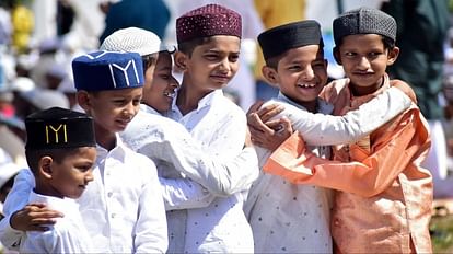 Eid-ul-Fitr: देशभर में मनाई जा रही ईद, राष्ट्रपति मुर्मू और प्रधानमंत्री मोदी ने दी शुभकामनाएं, देखें तस्वीरें President Murmu and Prime Minister Narendra Modi congratulated for Eid-ul-Fitr latest news and update
