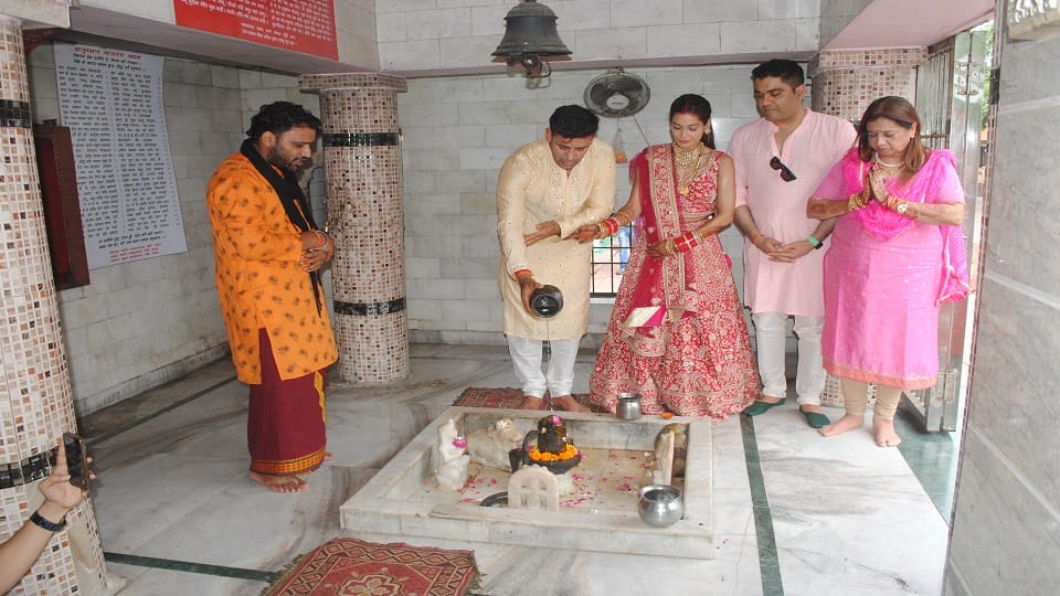 actress Payal Rohatgi and wrestler Sangram Singh visited the Taj Mahala After marriage