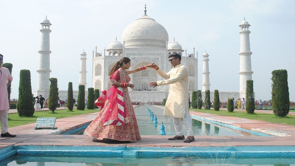 actress Payal Rohatgi and wrestler Sangram Singh visited the Taj Mahala After marriage