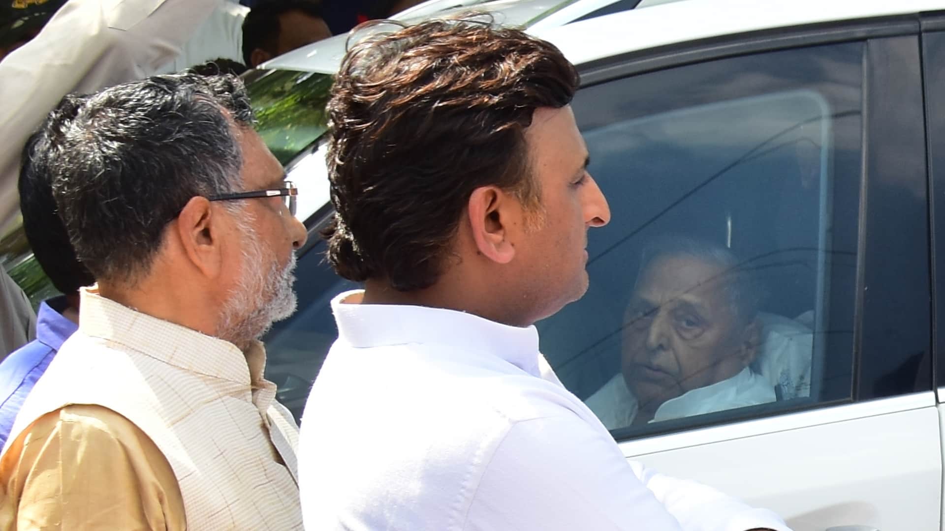 Akhilesh Yadav and Mulayam Singh Yadav in cremation of Sadhna Gupta.