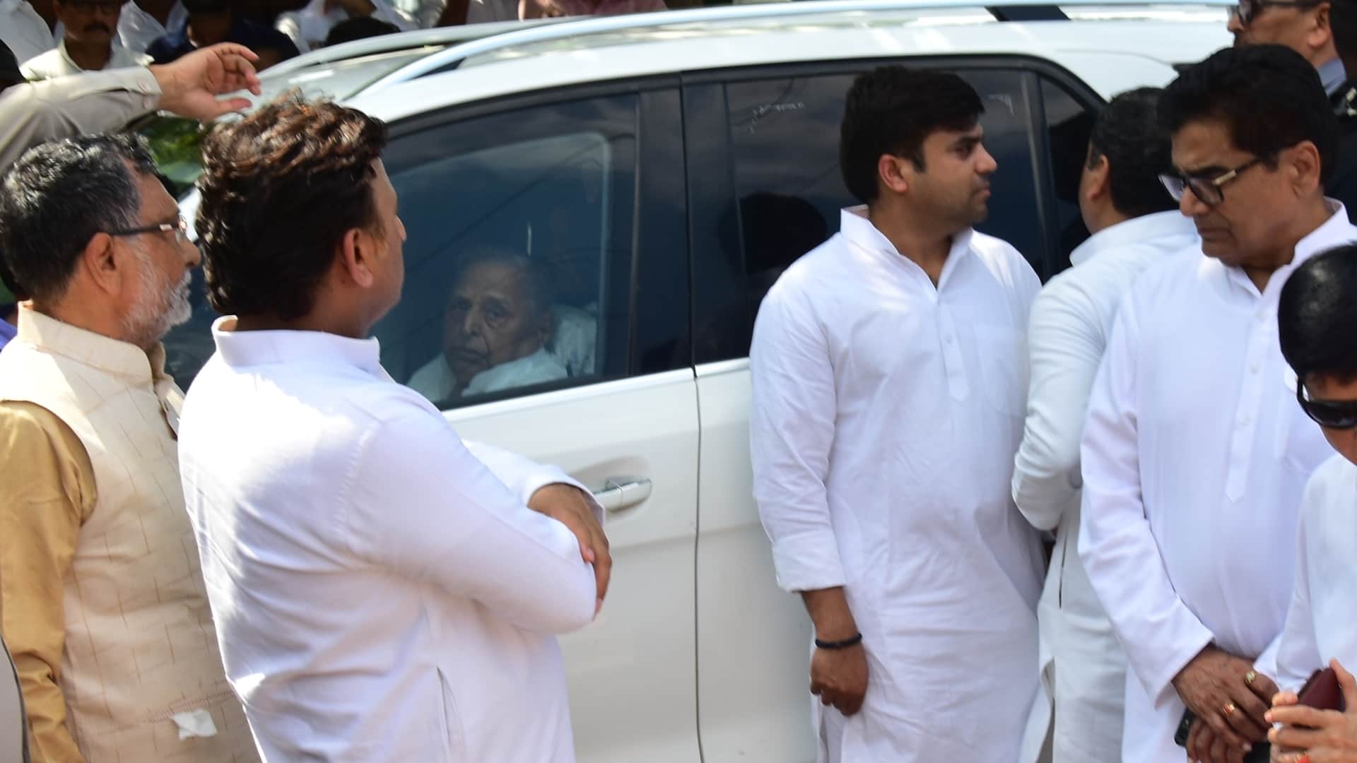 Akhilesh Yadav and Mulayam Singh Yadav in cremation of Sadhna Gupta.
