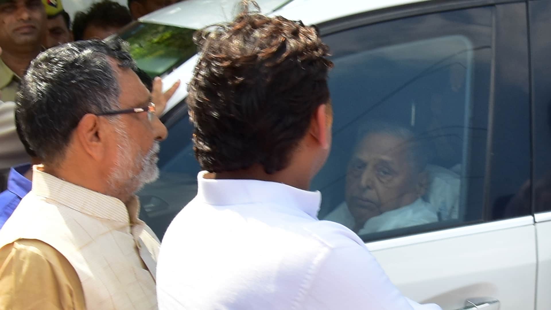 Akhilesh Yadav and Mulayam Singh Yadav in cremation of Sadhna Gupta.