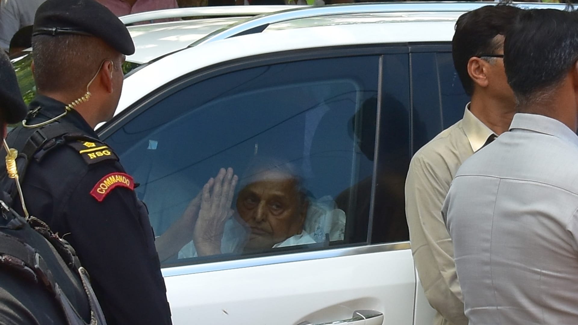 Akhilesh Yadav and Mulayam Singh Yadav in cremation of Sadhna Gupta.