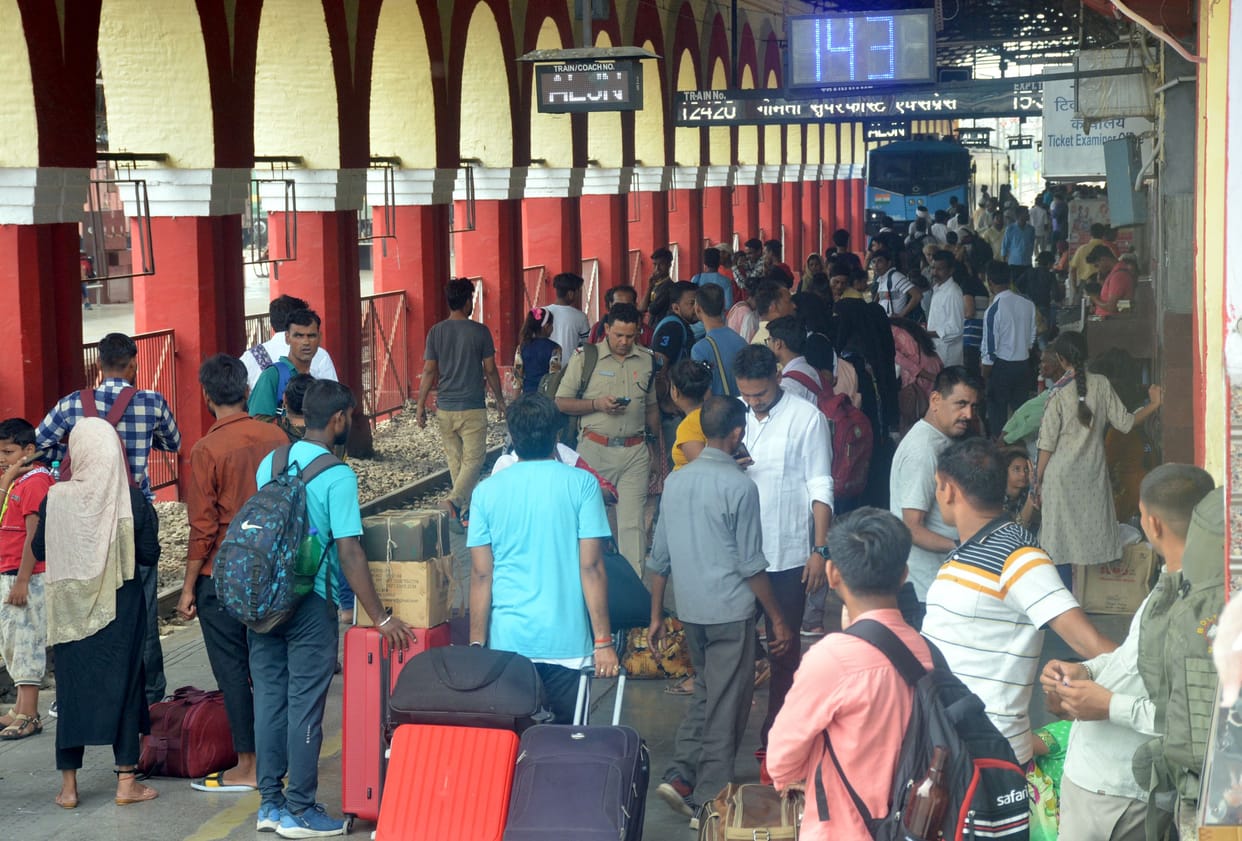 Aligarh: Crowd gathered in buses and trains on Bakrid, passengers were upset due to lack of means